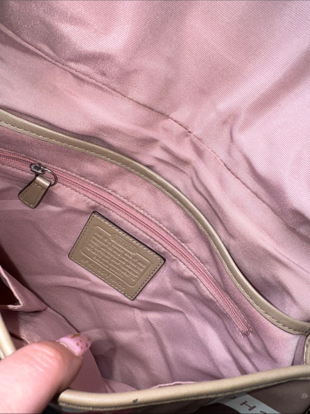 Vintage COACH SoHo Pink, Beige & Brown Signature Circle Shoulder Bag with Charm - Picture 4 of 15